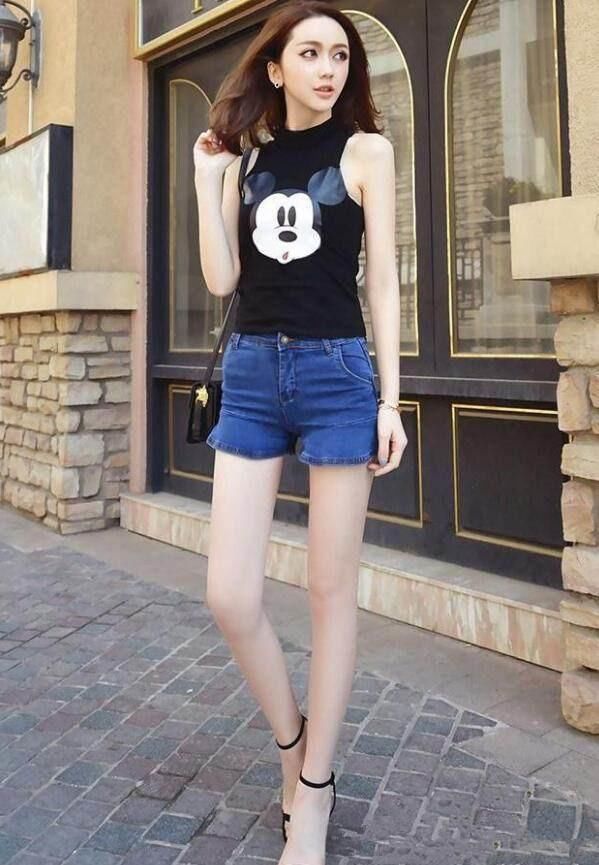 紧身牛仔裤线条简洁流畅，清爽美女气质优雅如一朵山茶花