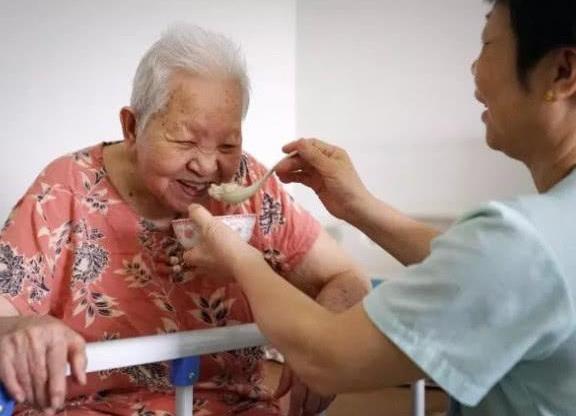 2019独生子女新政已实施，这类人每月可领2400元，有福了