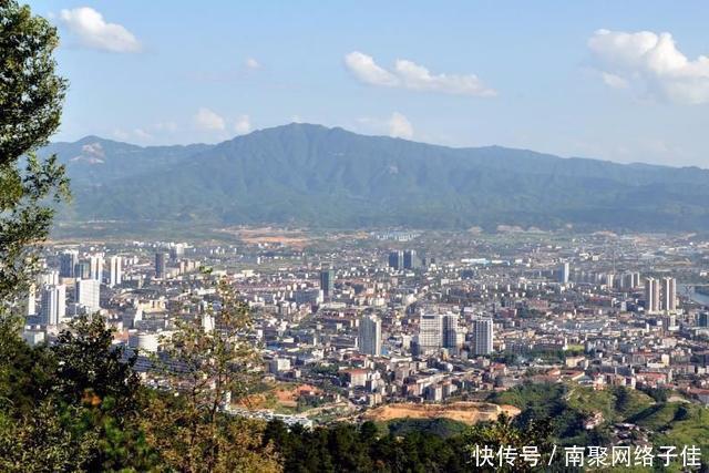 湖南面积最大的地级市, 拥有高铁和机场, 经济却不发达