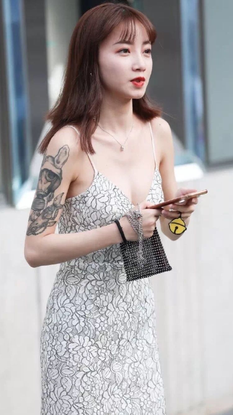 街拍丨吊带连衣裙衬托曼妙身材，可惜……