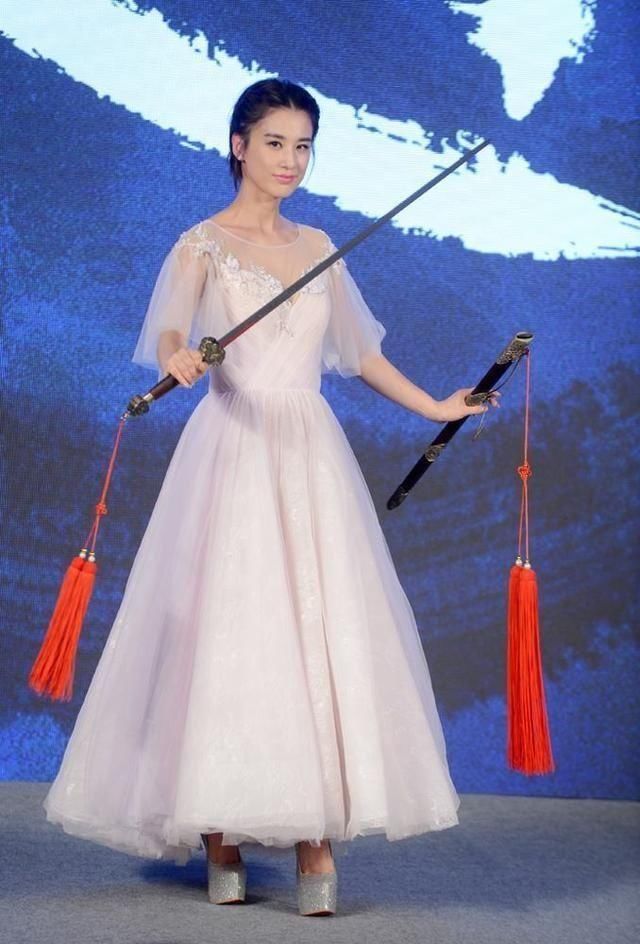 黄圣依穿20厘米高跟鞋，难怪看不出她很矮，穿平底鞋还没阿娇高！