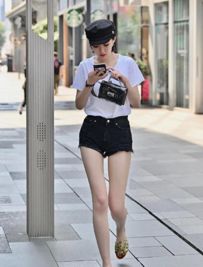  展现■街拍：秀外慧中的美女，一条吊带连衣裙，展现窈窕好身材