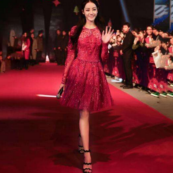 迪丽热巴穿红裙走红毯艳压群芳,一举一动都显得优雅范十足,当看