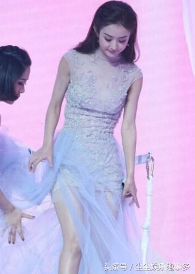 女星穿短裙:关晓彤清新，赵丽颖有气质，热巴吸睛，而她让人舔屏