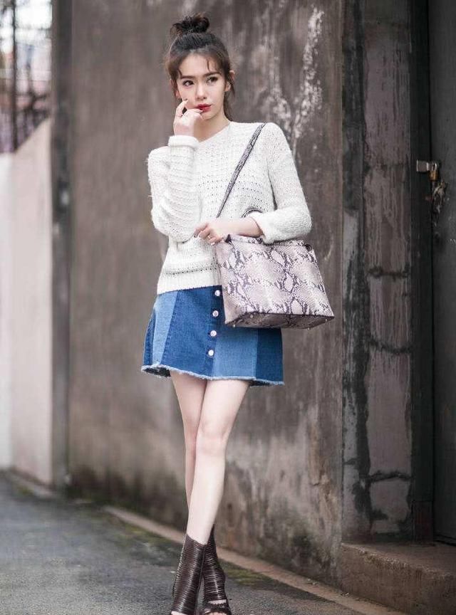 戚薇薄纱衣缝四条“锯齿”，还在胸口留个洞，网友：看看就行