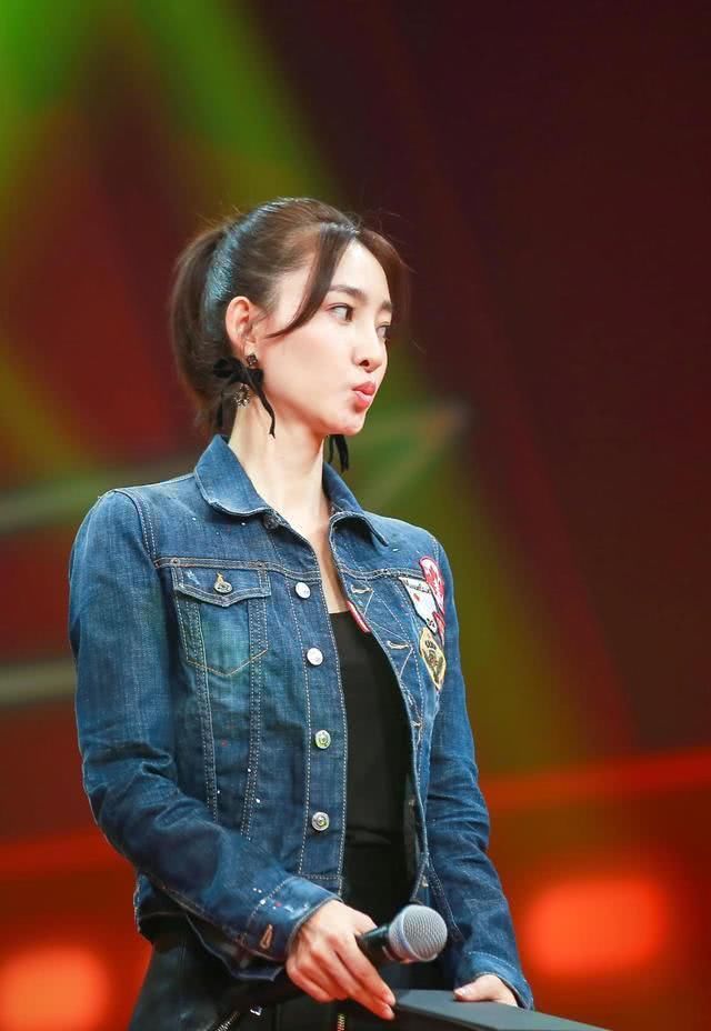 「王丽坤」王丽坤穿牛仔外套配皮质半身裙录节目,更高级有气质