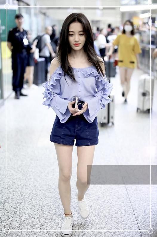 别看鞠婧祎只有159的身高，可秀起腿来，竟丝毫不差170的马思纯！