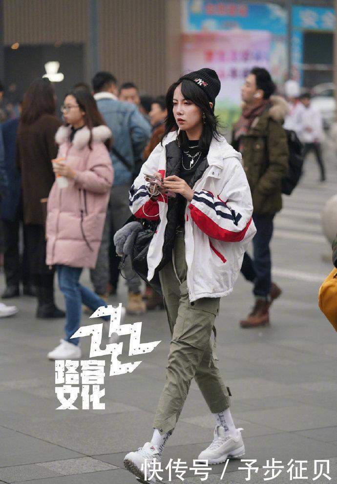  女人■街拍：三十岁左右的女人，入春外套买精不买多，8件百搭款适合你