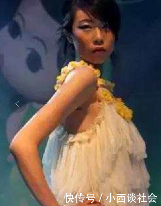 女子身穿5000个避孕套裙子, 得知原因大家纷纷为她点赞!