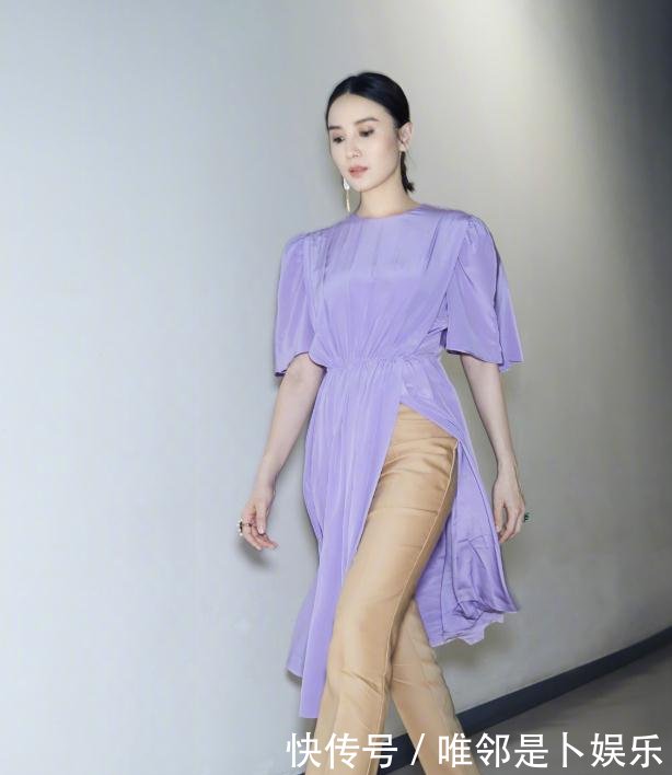 宋佳为了显腿长，穿了肉色长裤和鞋，像是“光着两只大脚”