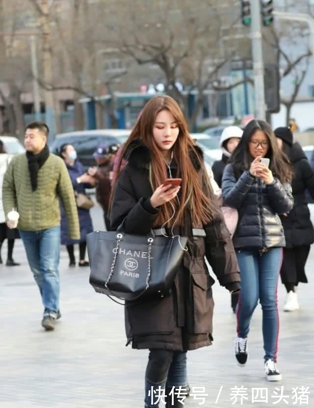  「柔美」毛绒上衣搭配休闲牛仔裤，十分清新脱俗，柔美设计更显大气