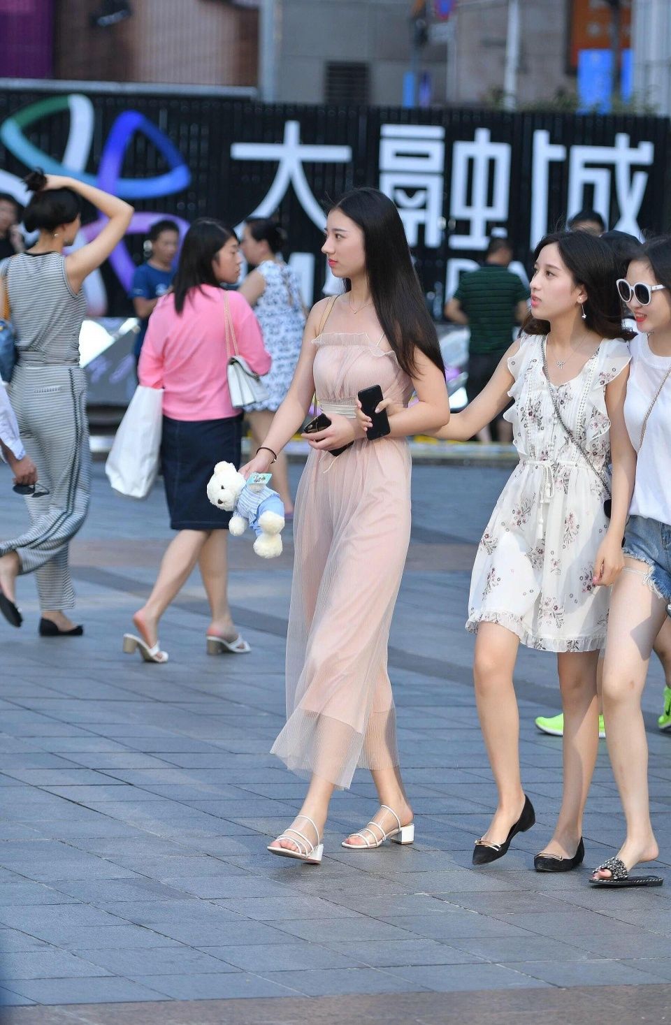 街拍美女 造型独特大胆穿搭 图三美女你的下面是不是忘记穿衣服了