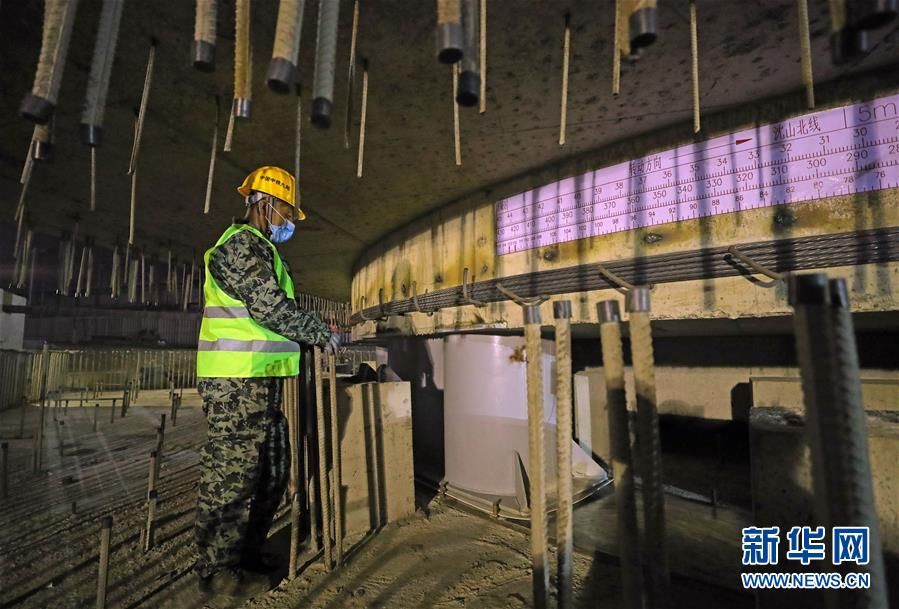  #新华社记者杨青摄#沈阳：万吨大桥在铁路咽喉上“轻鸿”转体