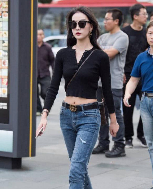  闺蜜■街拍：吊带牛仔美女纹身好亮眼，闺蜜的大长腿白皙无瑕