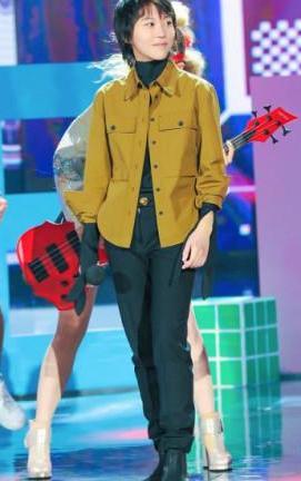 窦靖童大胆放飞自我，竟然越穿越不着调，网友：简直给王菲丢脸！