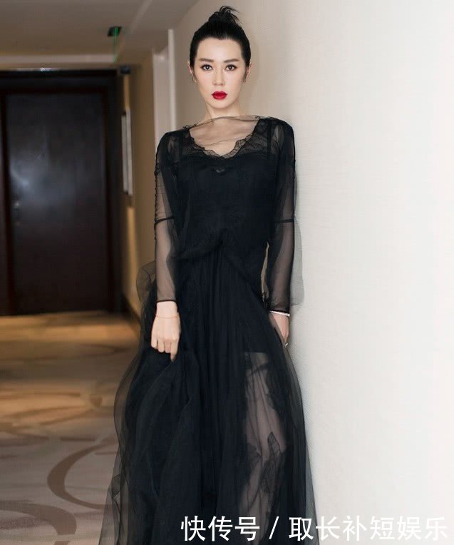 余男太保守了,穿V领长裙还在胸前加一块薄纱,恰到好处的性感!