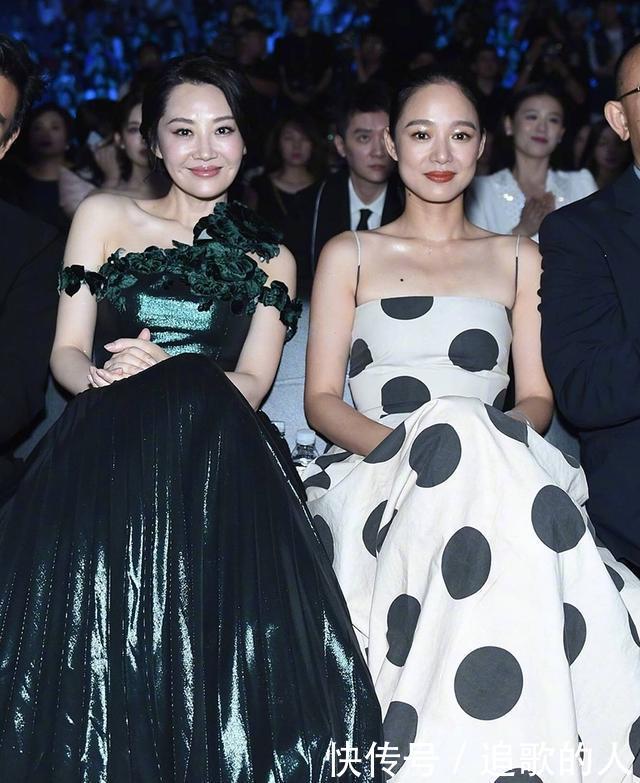 许晴虽然也美，气质也还不错，但站在周韵身旁就很一般了！