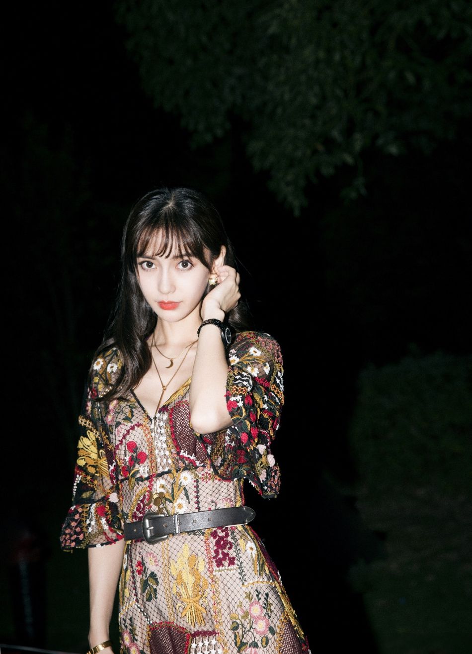 颜值依旧在线!Angelababy镂空连衣裙小秀性感