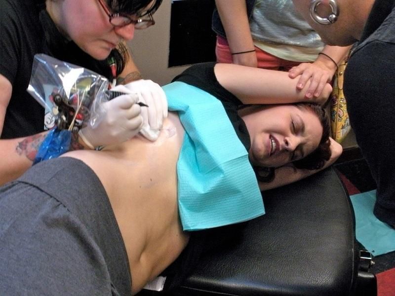 直击纹身中的妹子:过程是痛苦的，将来会后悔吗