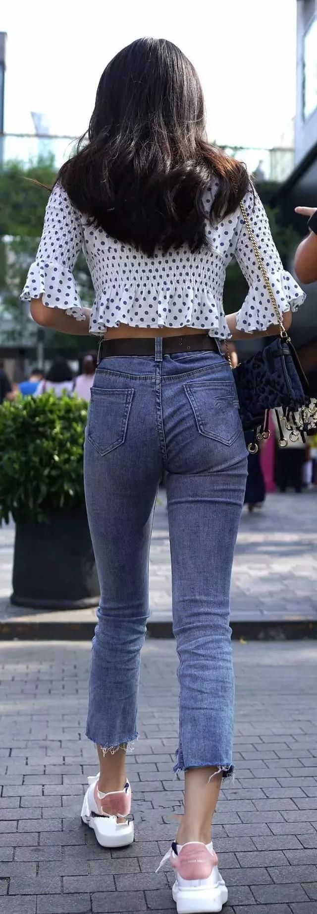 黑色斑点体恤搭配九分牛仔裤，文艺青年富有知性，这就是你的菜