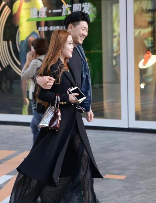  秀丽■街拍：秀丽端庄的小姐姐，一条米白色的连衣裙，时尚清新气质美