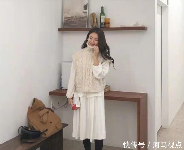  『宽松』女人过40少穿卫衣吧，掉档次！今年流行“百搭毛衣”，减龄又洋气