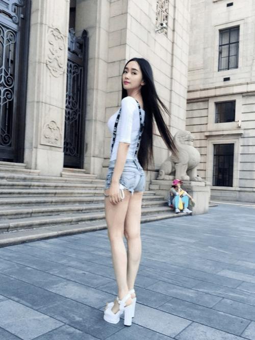 街拍:小姐姐紧身打底裤与上身丰满的身材对比鲜明，迷人养眼！