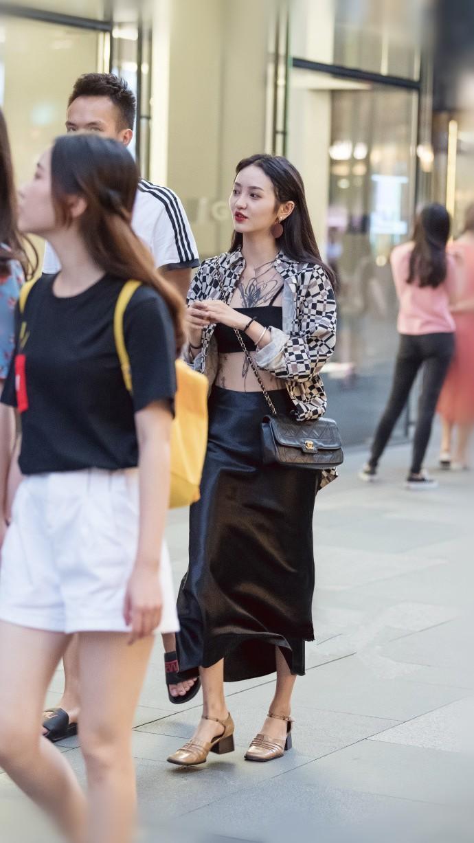 街拍：穿紧身裙的美腿小姐姐，妩媚时尚性感，在人群中很抢眼！