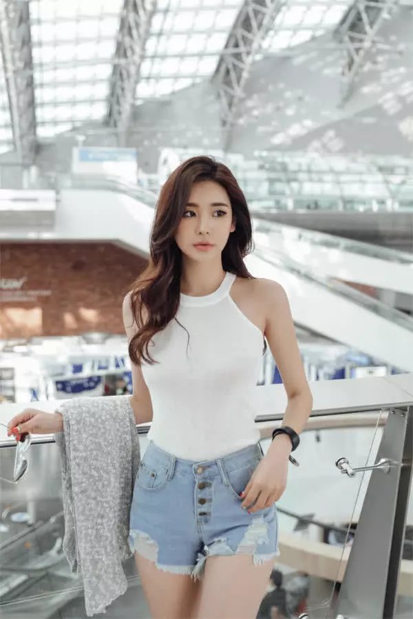 时尚街拍,气质出众的小姐姐, 曲线苗条给男人无尽的诱惑