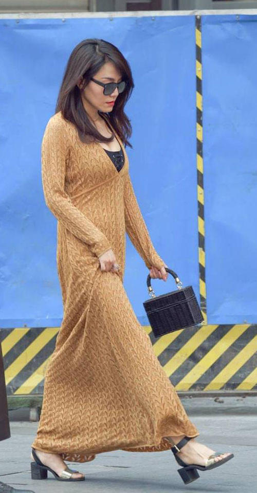 成熟少妇穿蕾丝贴身裙勾勒傲人上围曲线，浑圆饱满的弧度很有韵味