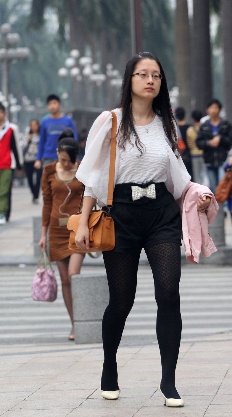 街拍:花纹黑丝美眉，丰腴的大长腿让人羡慕不已