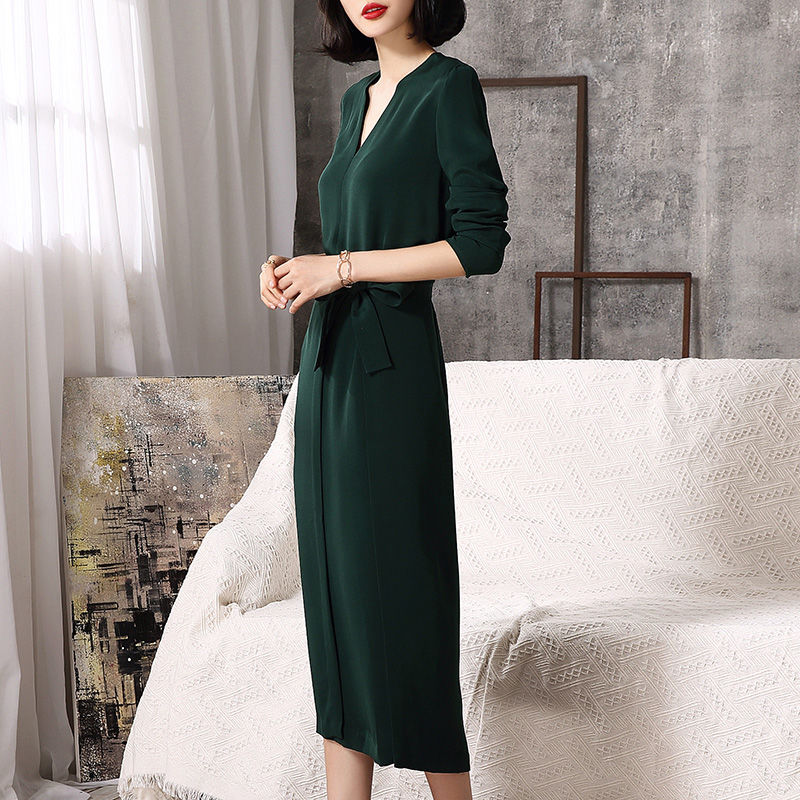 别以为秋天只能穿上下装，这样的美裙给你不一样的味道，别样的美