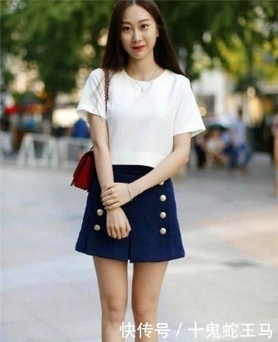 『小美女』街拍:吊带碎花套装的小美女,专注手机表情唯美动人,充满朝气