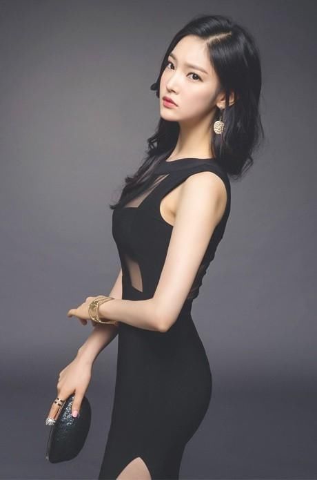 人气女神穿透视连衣裙若隐若现，红唇魅惑水蛇腰勾魂！