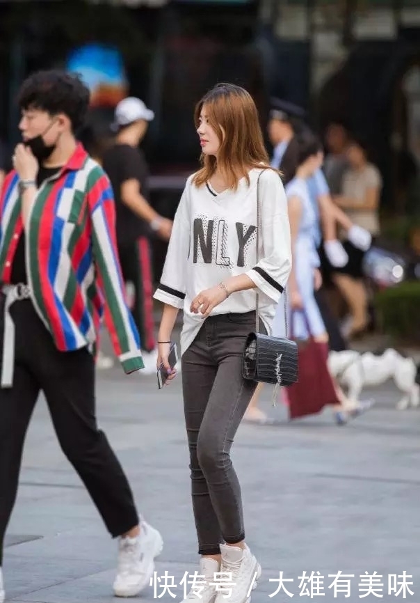  【气质】街拍：阳光有气质的小姐姐，修长的美腿很是吸睛，长相也格外动人