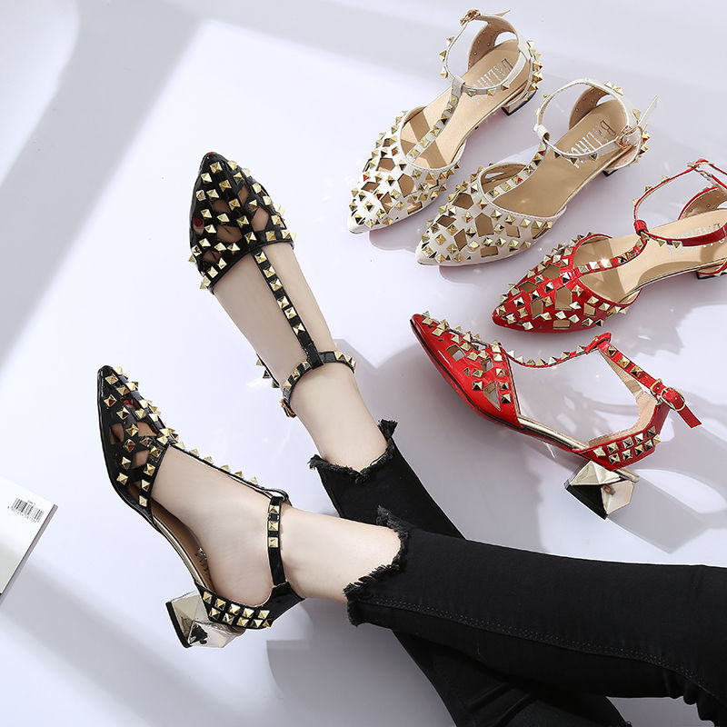 女人还可以这样穿高跟鞋，显的脚非常小，很是有淑女气质