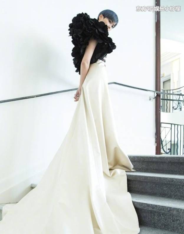 她的成功不可复制，担任选秀导师直接打脸杨幂，靓丽穿搭很时尚!