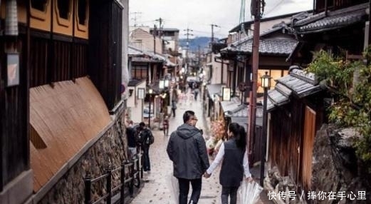 印度街头看到这些僧人，千万不要一直盯着或上去拍照，否则会后悔