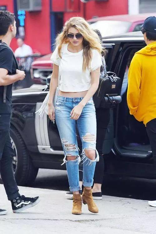 还在穿紧身裤？今年翻边牛仔裤才最火！