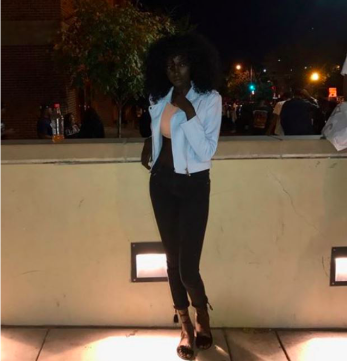 超黑女孩因皮肤特色被挖掘成模特，近看精致五官比身材更吸引人！