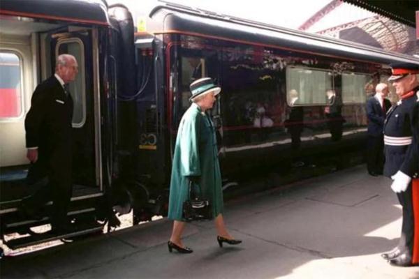 92岁英女王提倡节俭！独自出门赶火车，省下皇家列车5万英镑