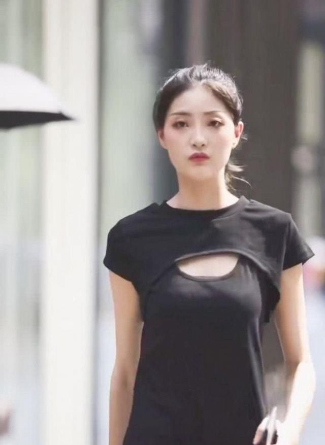  「长袖」路人街拍，小姐姐身材丰腴，穿皮质长袖连衣裙，格外的有女人味