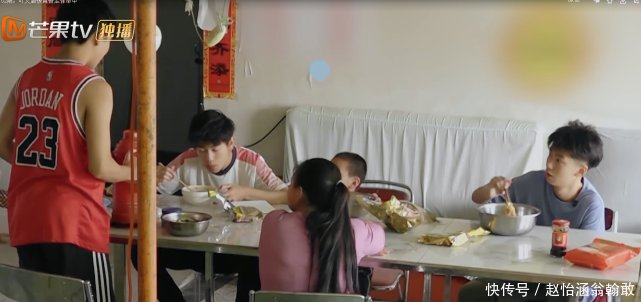  儿子们■《变形计》最懒农村妈，看她给城市儿子们做的饭菜，网