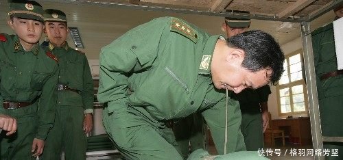 新中国独臂将军战火中他亲手割掉断臂，50岁晋升少将警衔