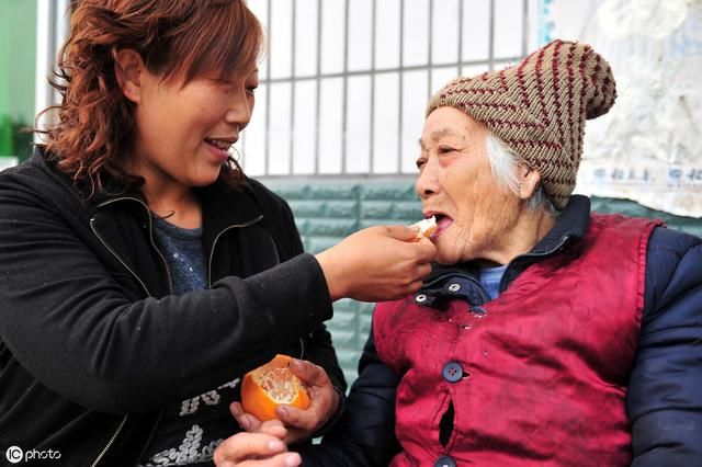 老人退休金每月1500元，能向三个孩子要每人每月赡养费500元吗？