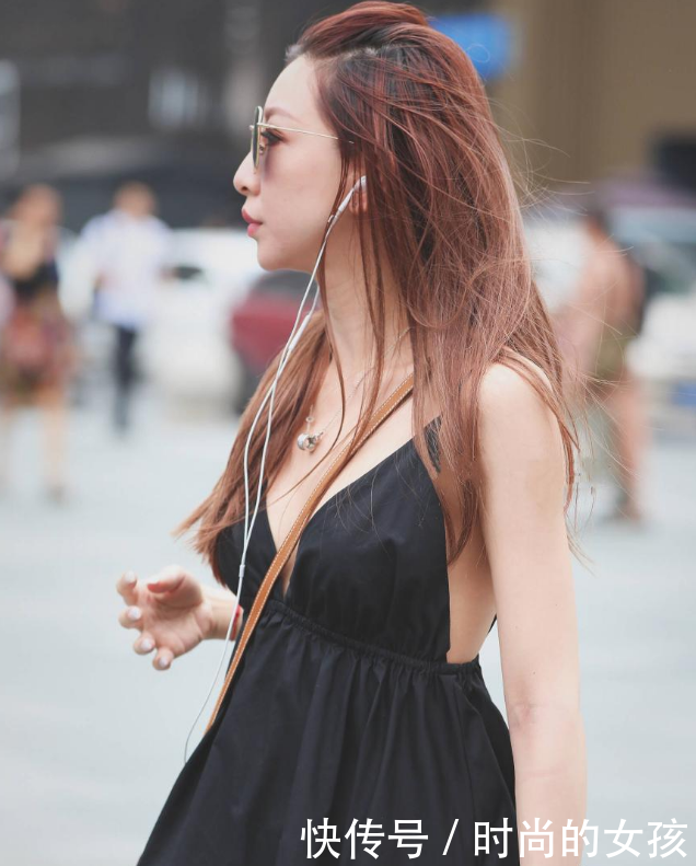 路人街拍：街头白富美小姐姐笑容甜美身姿靓丽，气质妩媚动人!