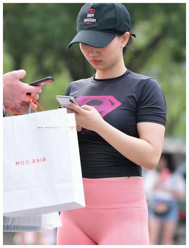 打底裤美女，靓丽时尚，充满甜美气息！