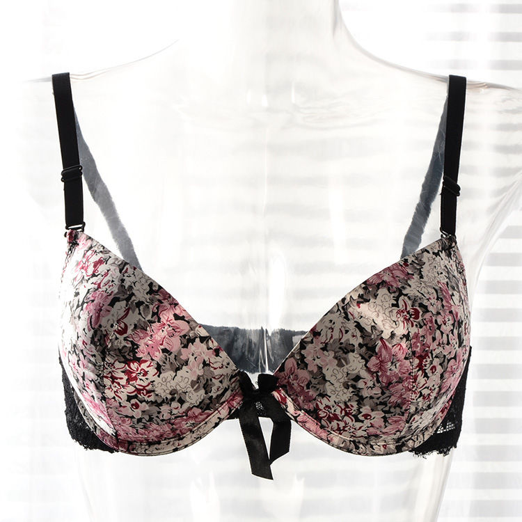 女人都丢掉文胸了!现在的小姐姐都这么穿，真的勇气可嘉