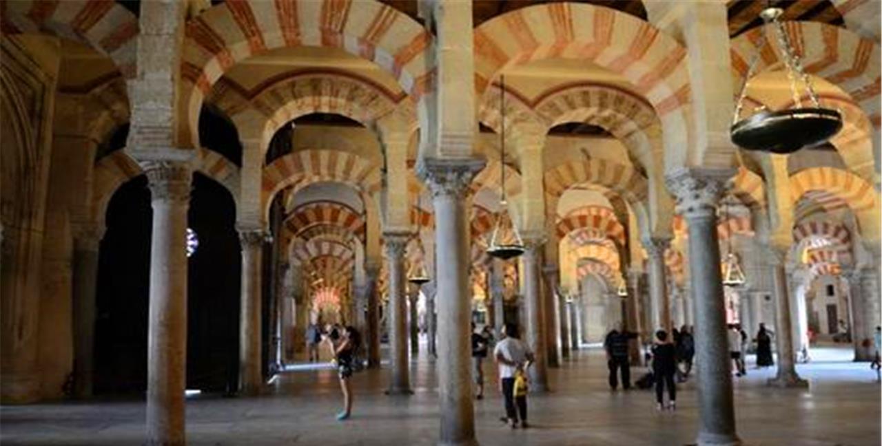 全球最贵建筑: 耗资7000亿可容纳150万人, 已造成111人死亡