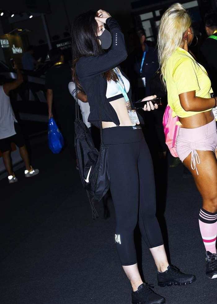 街拍: 面容姣好的丰满美女, 紧身裤也挡不住你的美